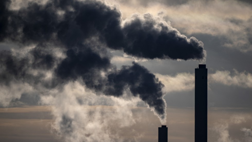 "En stor orsak till att utsläppen ökar är att regeringen har beslutat att den så kallade reduktionsplikten ska pausas under 2023. Men vi misshandlar moder jord på fler sätt än genom utsläpp av växthusgaser", skriver debattören.