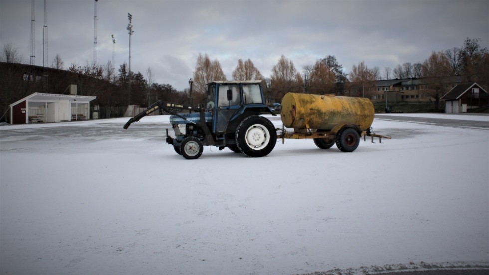 Ett säkert vintertecken. Leif Karlsson har fyllt vattentanken och sprider sakta vatten över isbanan. 