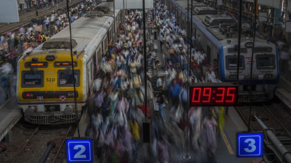 Pendlarna myllrar på Church Gate-stationen i Bombay, en av Indiens största städer, i november förra året.