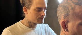 Alexander räddar upp Eskilstunabornas tatueringsmissar