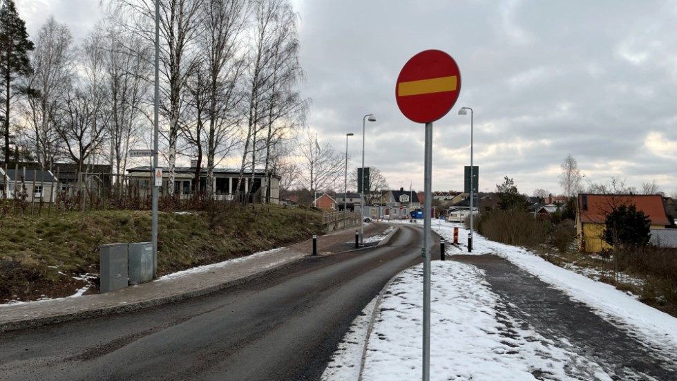 I höjd med Lindvägen blir Aspedalsgatan enkelriktad, vilket inte respekteras av alla bilister.