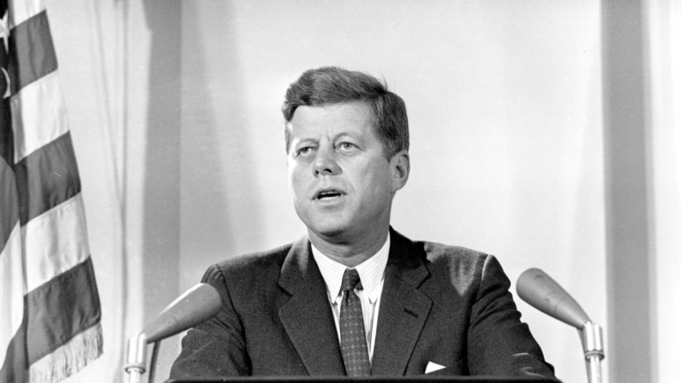 1961 fick USA en ny president, John F Kennedy, som tvingades möta krisen med sovjetiska kärnvapen på Kuba. 