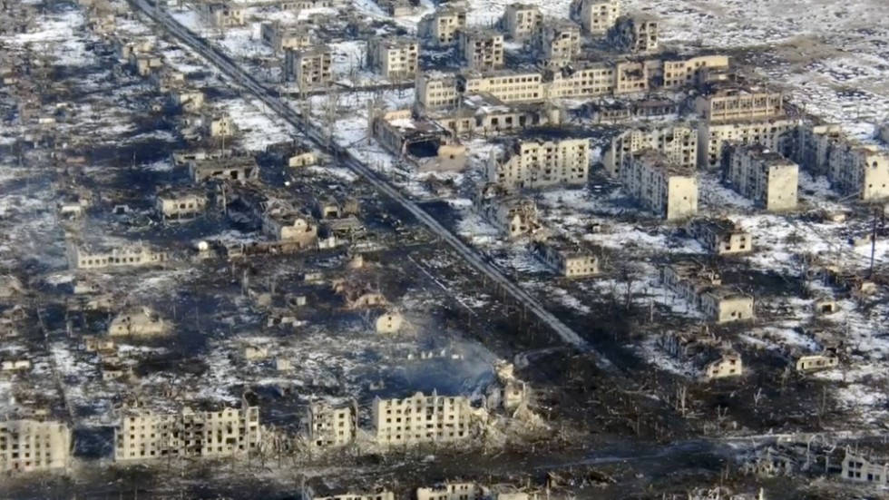 Marinka vid fronten i östra Ukraina, ett exempel på krigets förstörelse. Denna drönarbild, tagen den 19 februari, visar hur inte en enda byggnad klarat sig oskadd.