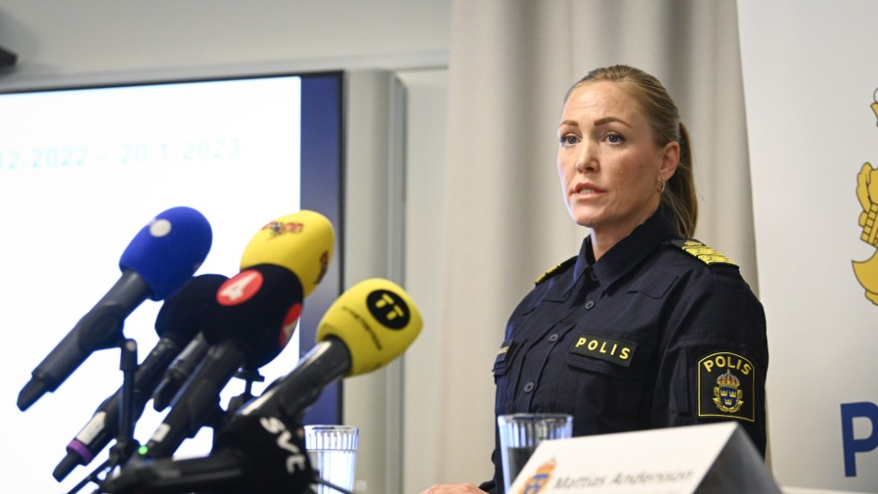 
Kommenderingschef Hanna Paradis ses här vid en pressträff med anledning av den senaste tidens våldsdåd i region Stockholm. Vid tillfället medverkade även tillförordnade regionpolischefen Mattias Andersson. 


