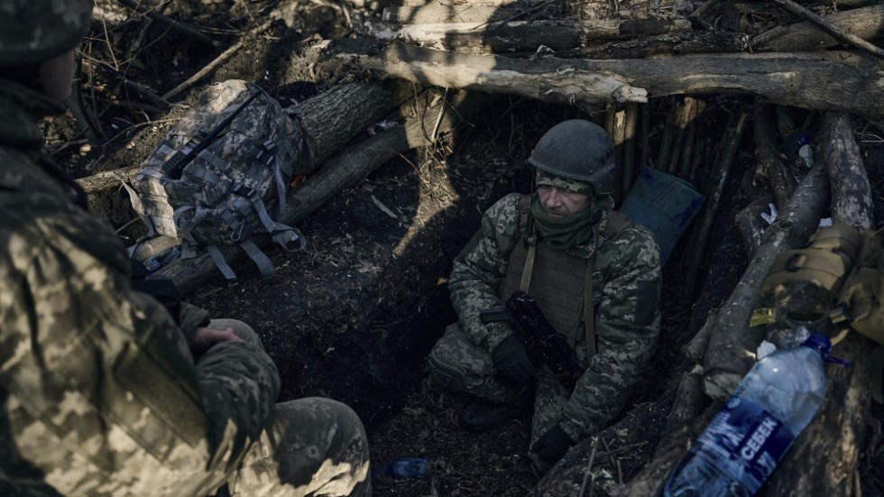 Ukrainska soldater i ett skyttevärn i närheten av Bachmut.