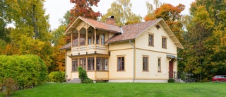 Hus i 1800-talsstil i topp före gård med kungakoppling 