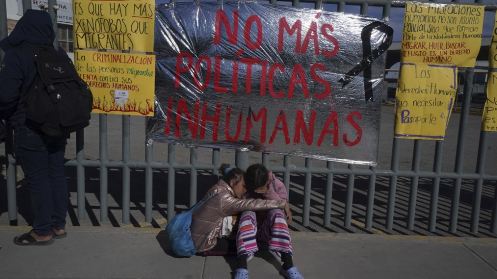 Två systrar från Venezuela tröstar varandra utanför det förvar där många migranter dog i en eldsvåda.