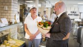 Här besöker lantbruksministern Jürss mejeri