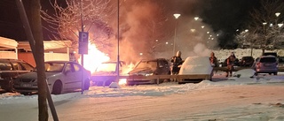 En bil helt utbränd och två bilar brandskadade