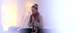 Jessica, 49, har Parkinson – hanterar sjukdomen med yoga