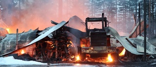 Stort garage söder om Piteå eldhärjades – brann ner till grunden • Hjullastarna förstördes