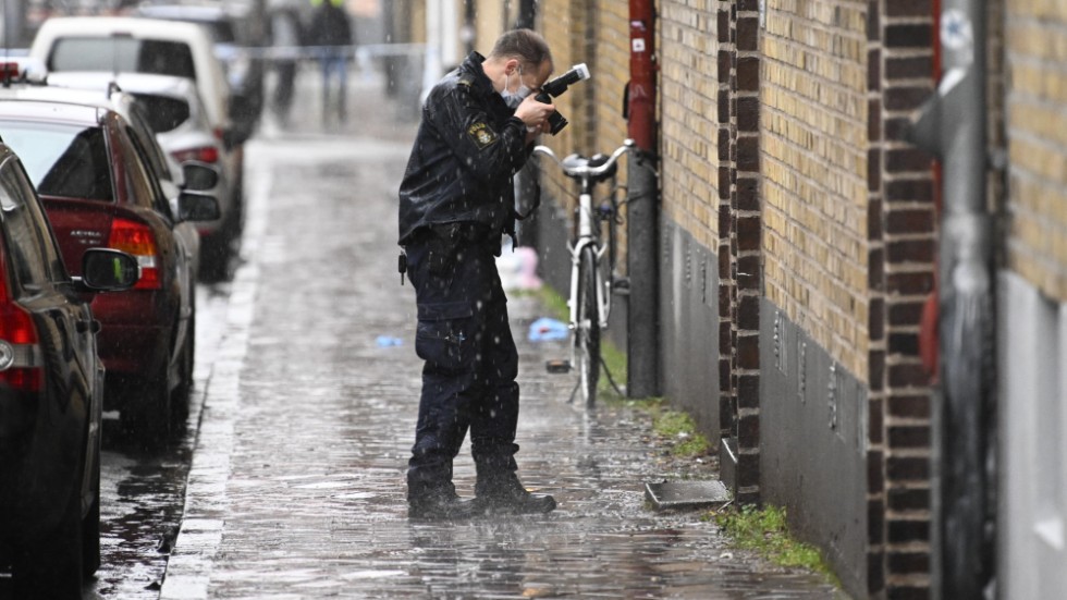 Polis och kriminaltekniker på plats i Malmö efter ett misstänkt mordförsök på torsdagen.