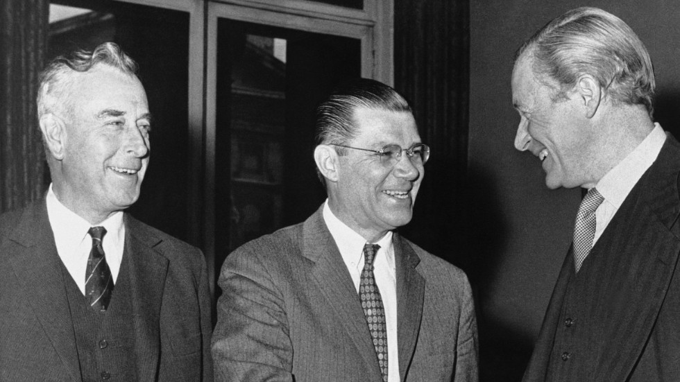 Till höger i bild ser vi denna artikels huvudperson Duncan Sandys skaka hand med USA: s försvarsminister Robert McNamara. Till vänster Earl Mountbatten som också förekommer i texten.