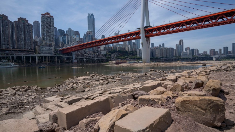 Stora stenblock har blivit synliga i floden Jialing, en biflod till Yangtzefloden som rinner genom mångmiljonstaden Chongqing.