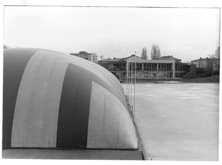 Ena änden av "tältballongen" över Tinnisbassängen. I bakgrunden simhallen före utbyggnaden 1987