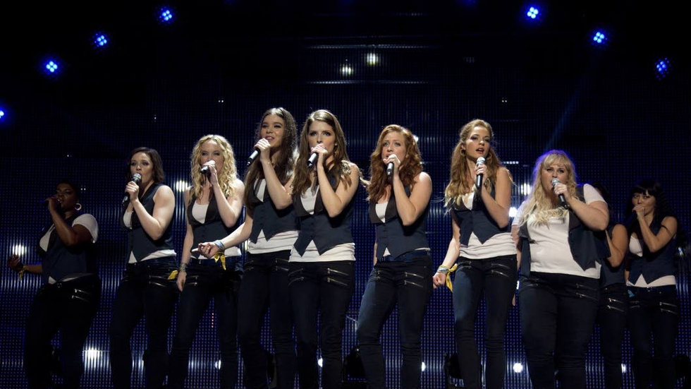 A cappella. Sånggruppen Barden Bellas som presenterades i "Pitch perfect" (2012) möter nya utmaningar efter en olycklig snippfadäs. 
Foto: UIP