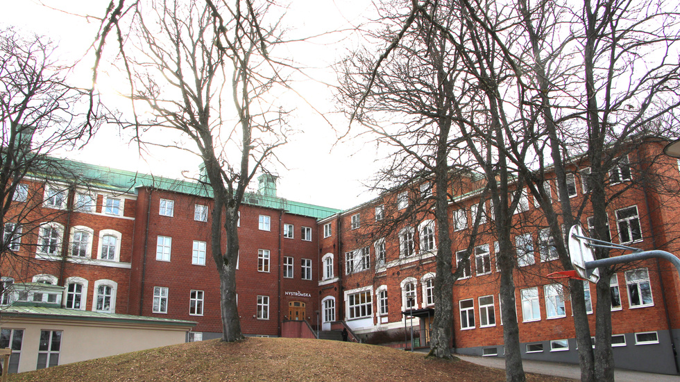 Att en nedläggning av teoretiska gymnasieprogram på Nyströmska skolan i Söderköping skulle bidra till att minska kostnaden är det mycket som talar emot, anser Krister Larsson, före detta matematiklärare vid skolan.