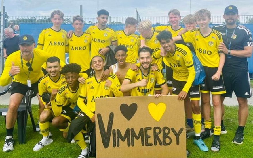 Vimmerby IF:s P16-lag efter sin andra seger mot Sandåkerns SK i Gothia Cup.