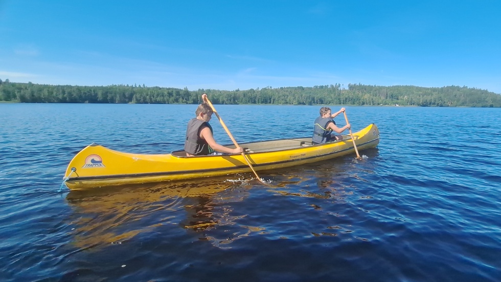 Kanoten är bra att åka ut med om kroken fastnar i vassen. Axel och Ebbe har flytväst och är simkunniga - regeln för att få åka ut ensamma.