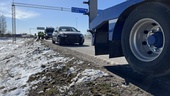 Lastbil och bil i kollision i korsning