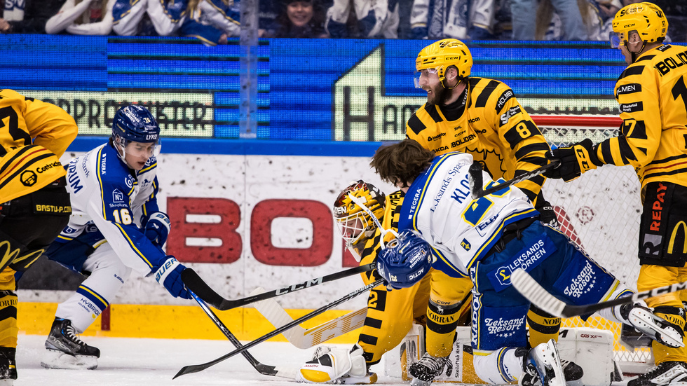 Goalie, Linus Söderström, was at the center of the action against Leksand. "It was a bombardment," he says of the first period.