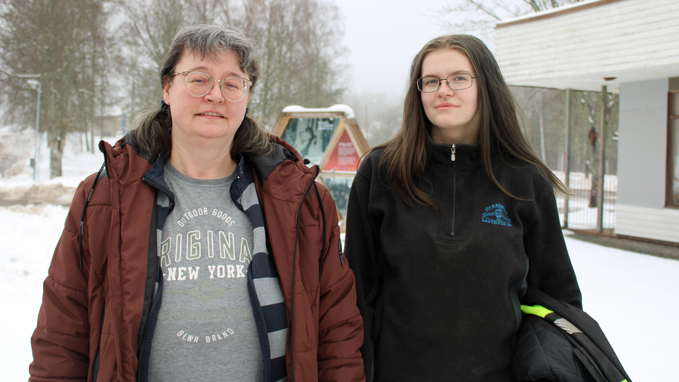 Vimmerby Tidning träffade Jessica Hederud från bygdeföreningen och hennes 20-åriga dotter Sabina på biblioteksfilialen i Gullringen, där Jessica jobbar.