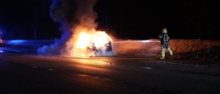 Bil helt övertänd – fattade eld under färd