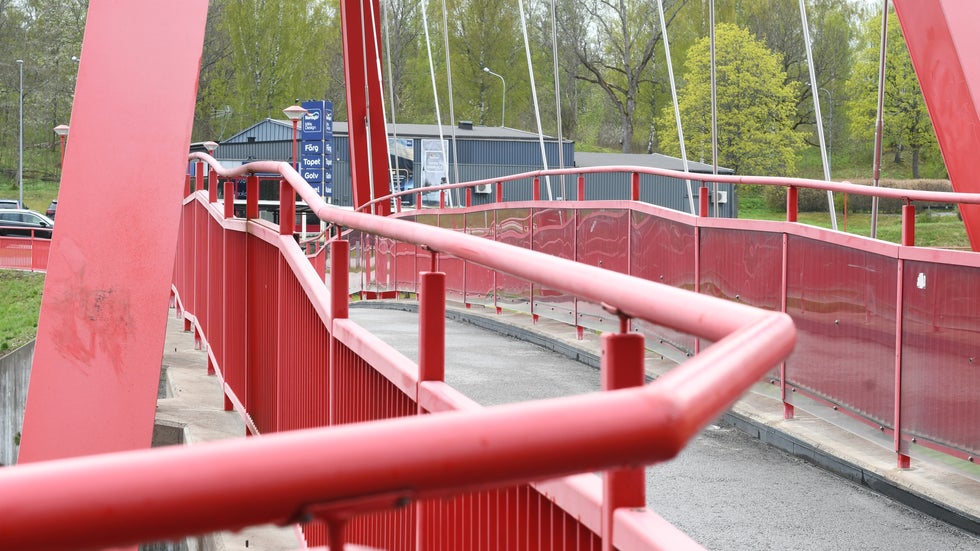 Bron över stora vägen utreds – delar av räcket har lossnat