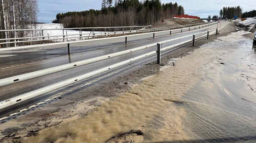 Varningen: Vattenmassor på väg – risk för vattenplaning