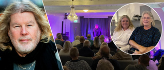 Missade att konserten var inne – kom med paraplyer och regnrockar