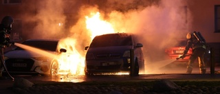 Kraftig bilbrand på parkering – sen brann fler fordon
