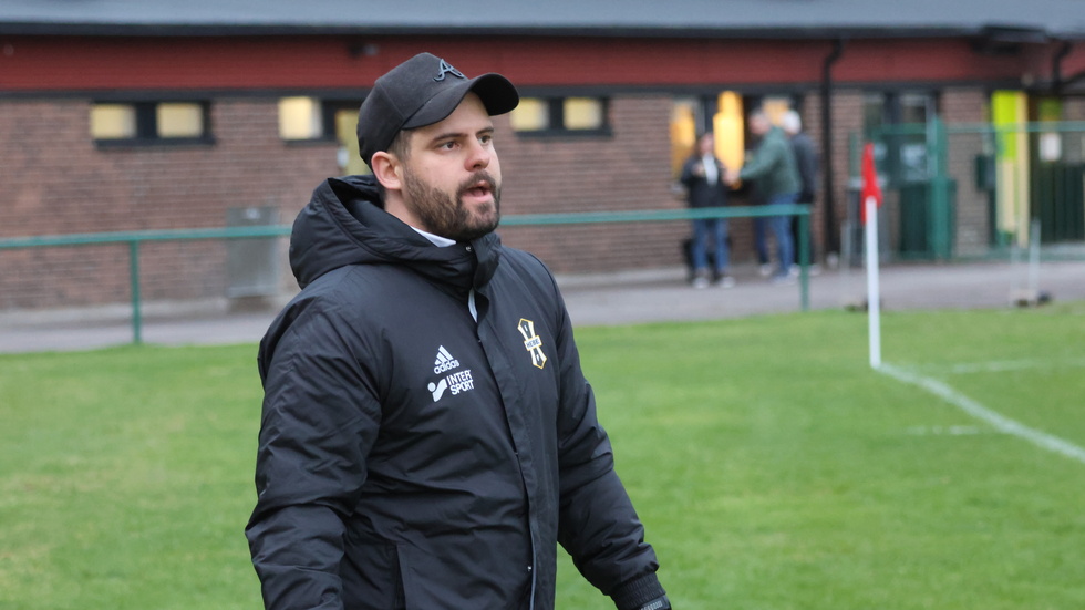Felix Andersson är tränare för IF Hebe, som sopat banan med övriga lag i division 6 den här säsongen. Faktum är att laget inte tappat en enda poäng hittills.