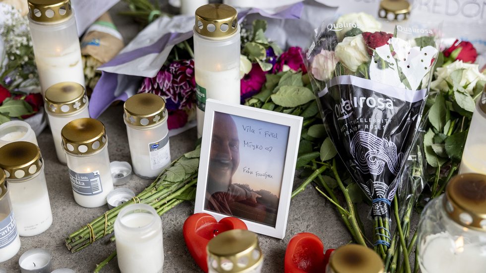 Blommor och ljus vid gångtunneln på fredagen efter mordet på Mikael Janicki, 39, i Skärholmen.