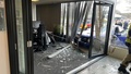 EXTRA: Bil körde rakt in i kontoret – föraren vårdas på sjukhus