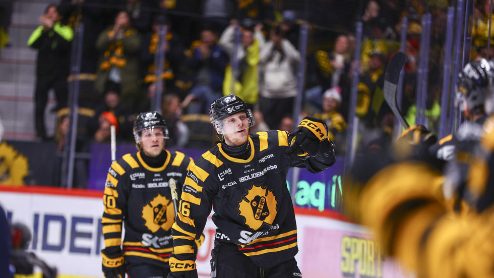Svartgult jubel. Skellefteås Linus Lindström jublar efter sitt 3–1-mål i avgörandet mot Frölunda.