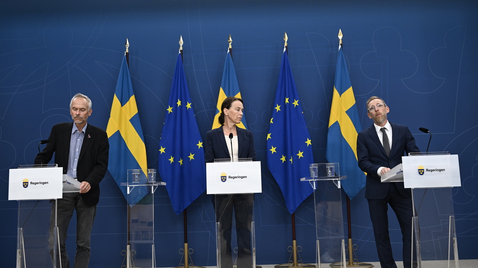 Statsepidemiolog Magnus Gisslén, Olivia Wigzell, tf generaldirektör Folkhälsomyndigheten och socialminister Jakob Forssmed (KD).