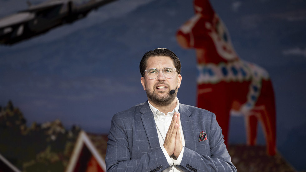 Jimmie Åkesson är partiledare för Sverigedemokraterna. Här ser vi Åkesson under ett stopp i Norrköping på partiets EU-valkampanj. Johnny Svedin är en av kandidaterna på SD: s valsedel till EU-valet som avgörs på söndag.  