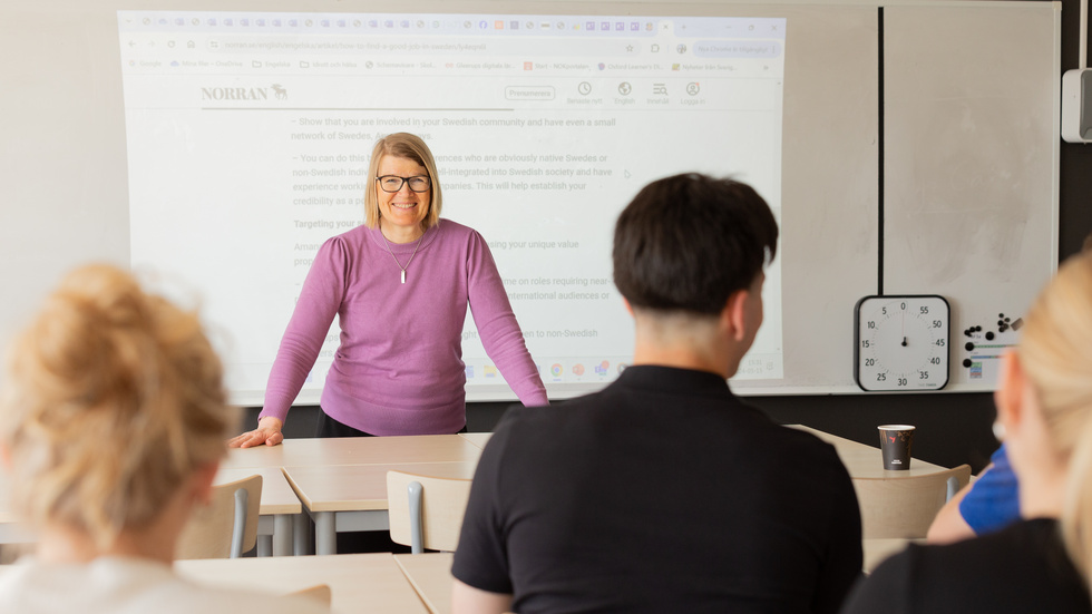 Elisabet Dahlén in her Baldergymnasiet classroom with students learning English.