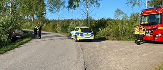 Bil körde in i ett träd – föraren smet • Polisens fynd i närheten