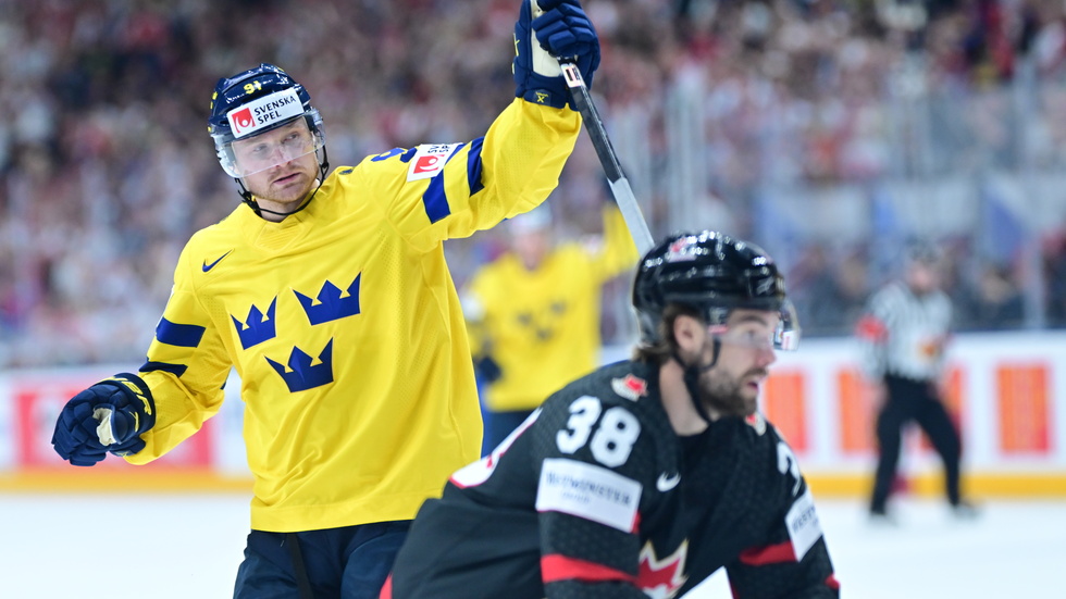 Carl Grundström jublar efter ett av sina två mål i bronsmatchen mot Kanada.