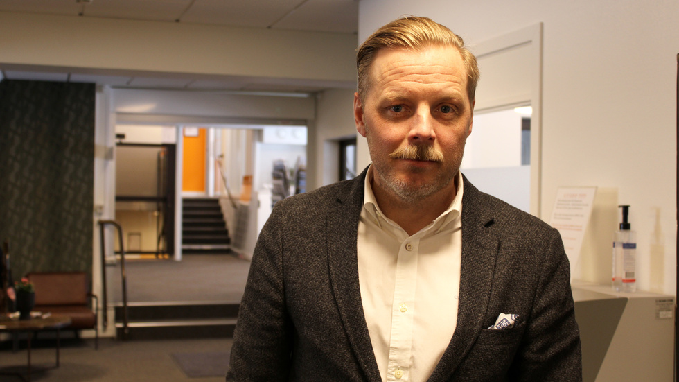 Axel Tunek, vd Vimmerby Sparbank, är nöjd med rekryteringen av Daniel Svensson som affärschef, en helt ny tjänst på banken. "En Vimmerbybaserad lösning är absolut att föredra, det är vad vi letat efter."
