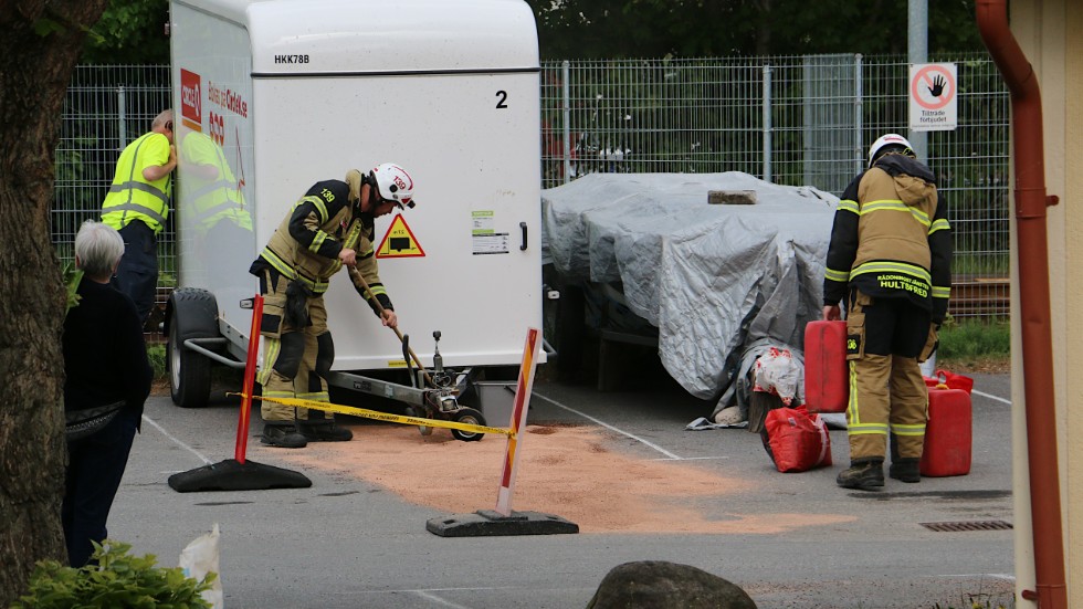 Räddningstjänsten i Hultsfred fick på måndagseftermiddagen åka ut på en oljesanering vid parkeringen till hyreshusen i Oredan.