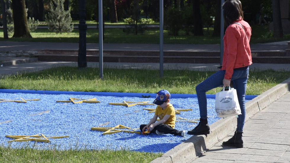 Ett litet barn leker i en park formad som en EU-flagga i centrala Chisinau i Moldavien.