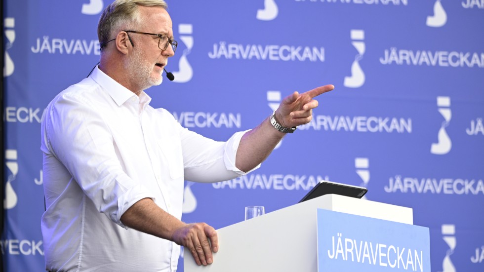 Arbetsmarknadsministern och Liberalernas partiledare Johan Pehrson tvekar inte att peka med hela handen när han talar om för svenska folket vad de gör för fel.