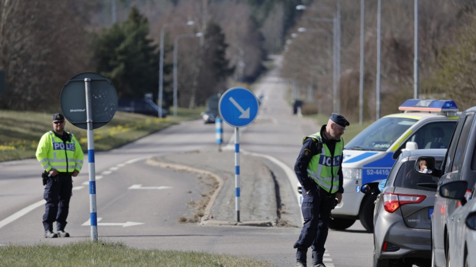 Polisens avspärrning norr om Alingsås där mannen under tisdagen jagades i skogen.
