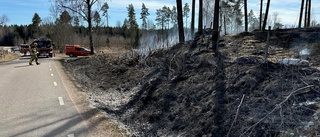 Se hur det ryker när räddningstjänsten släcker gräsbranden