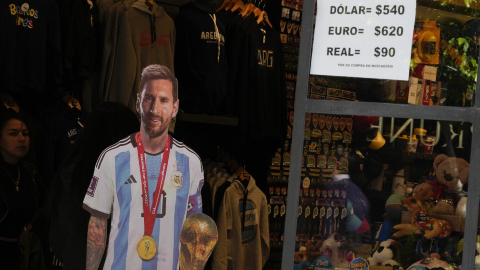 En bild på fotbollsstjärnan Lionel Messi vid et växlingskontor i Buenos Aires.
