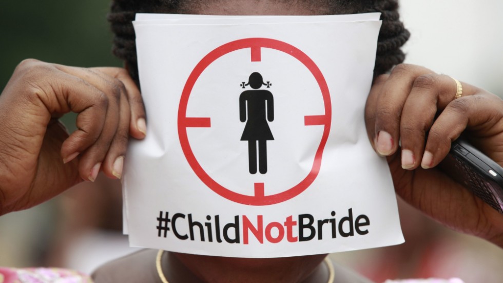 En kvinna i Lagos, Nigeria, protesterar mot barnäktenskap. Arkivbild.