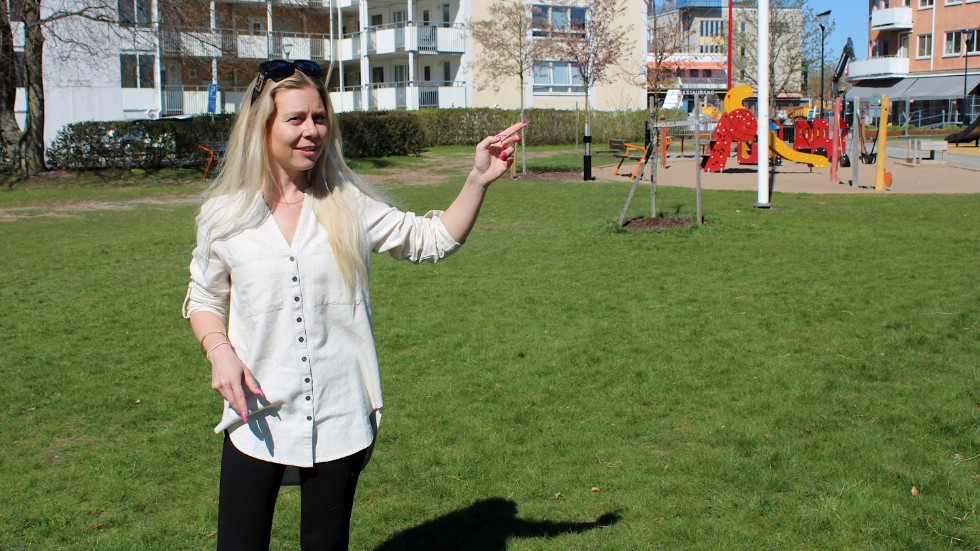 Jenny Nilsson berättar att stora delar av Hultsfredsdagen arrangeras i Köpingsparken i år. Där ska bland annat scenen och öltältet sättas upp.