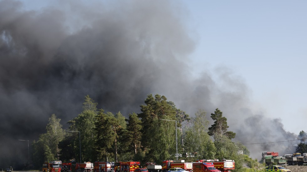 En brand bröt ut i en byggnad i Vallentuna norr om Stockholm under torsdagseftermiddagen.